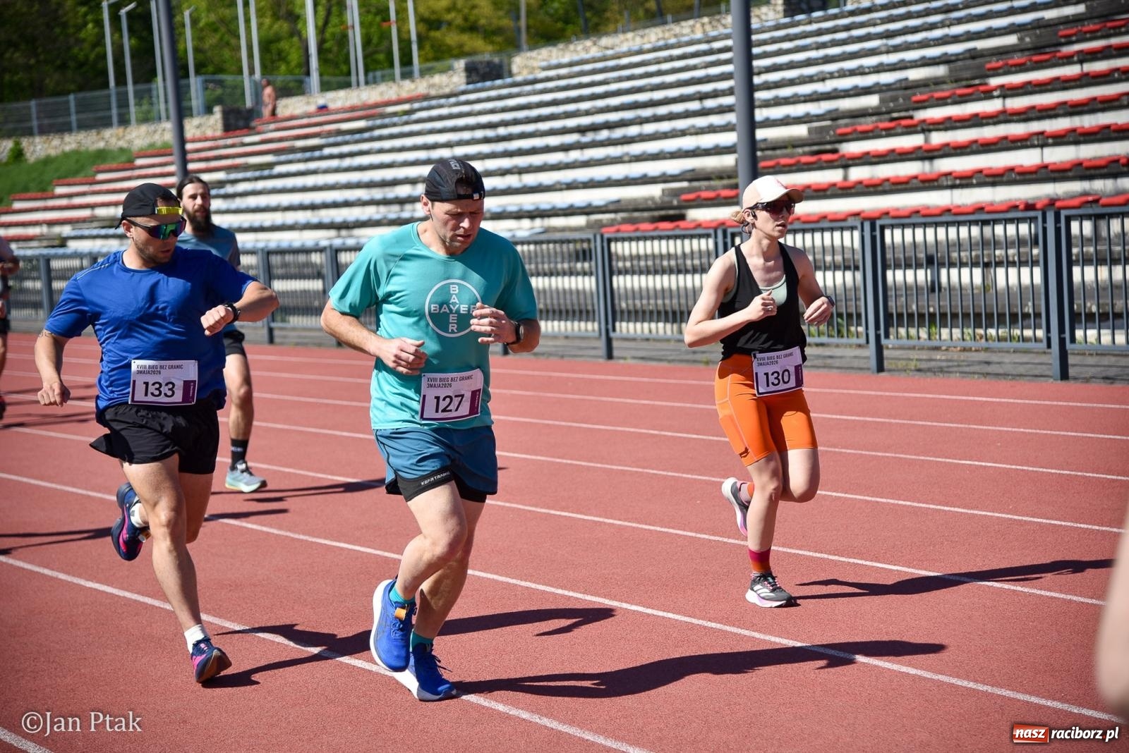 Zdjęcie w galerii na portalu naszraciborz.pl: Bieg bez granic na stadionie OSiR. Sportowe święto 3 maja w Raciborzu [FOTO] wiadomości z regionu