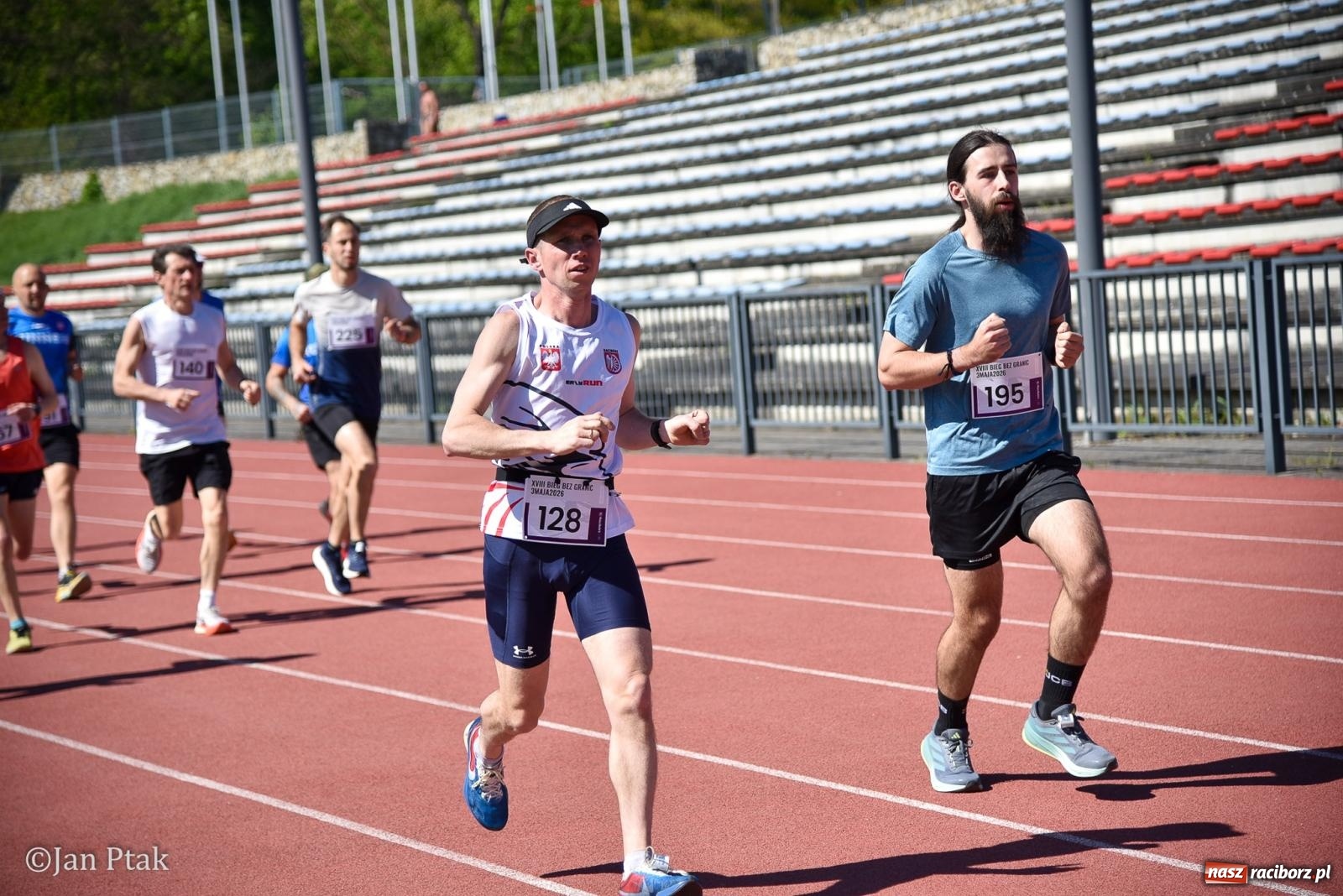 Zdjęcie w galerii na portalu naszraciborz.pl: Bieg bez granic na stadionie OSiR. Sportowe święto 3 maja w Raciborzu [FOTO] wiadomości z regionu