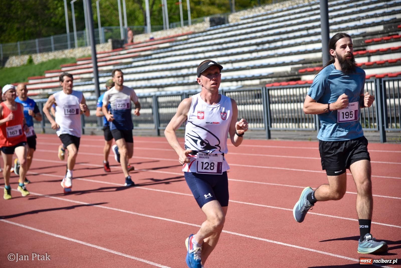 Zdjęcie w galerii na portalu naszraciborz.pl: Bieg bez granic na stadionie OSiR. Sportowe święto 3 maja w Raciborzu [FOTO] wiadomości z regionu