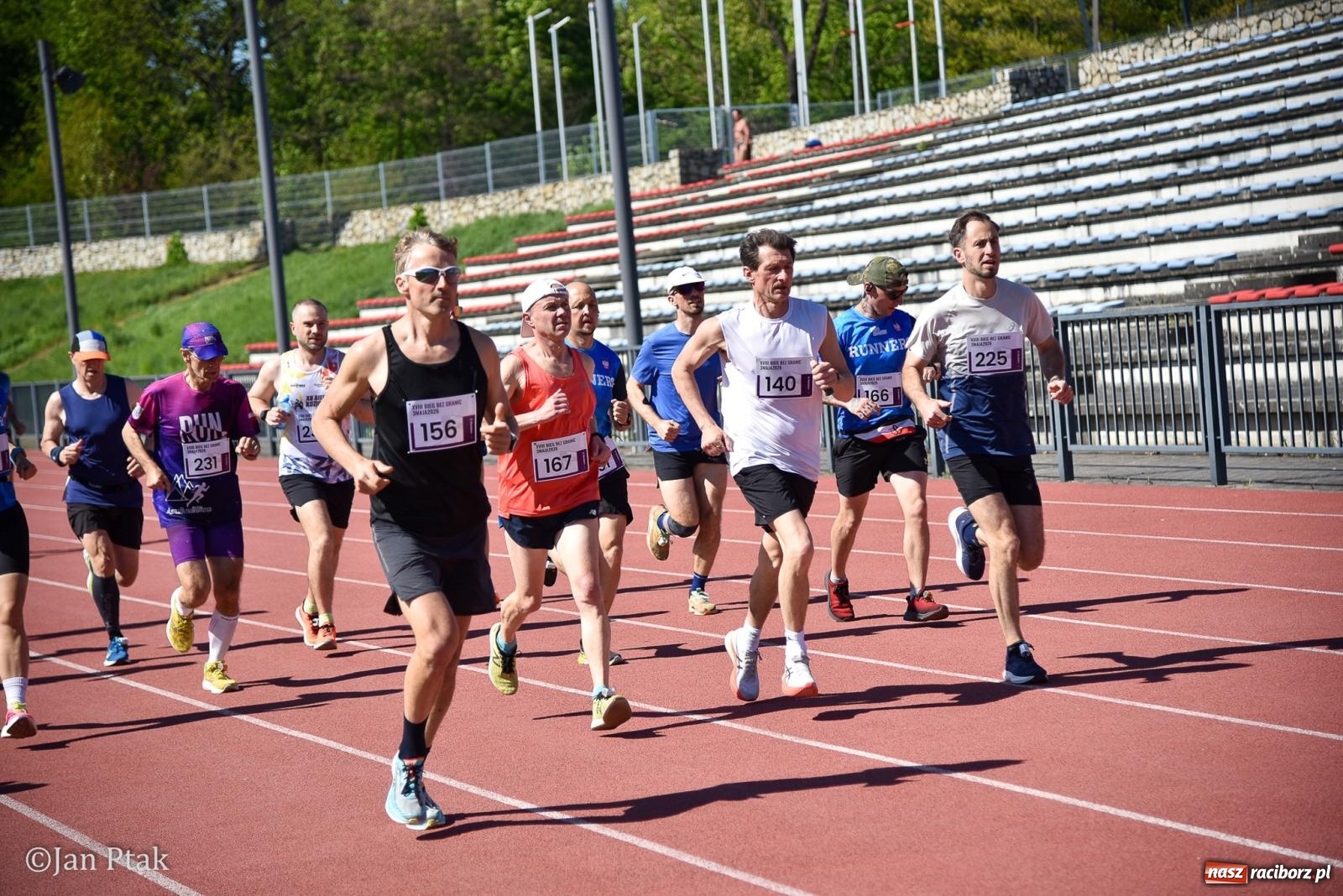 Zdjęcie w galerii na portalu naszraciborz.pl: Bieg bez granic na stadionie OSiR. Sportowe święto 3 maja w Raciborzu [FOTO] wiadomości z regionu