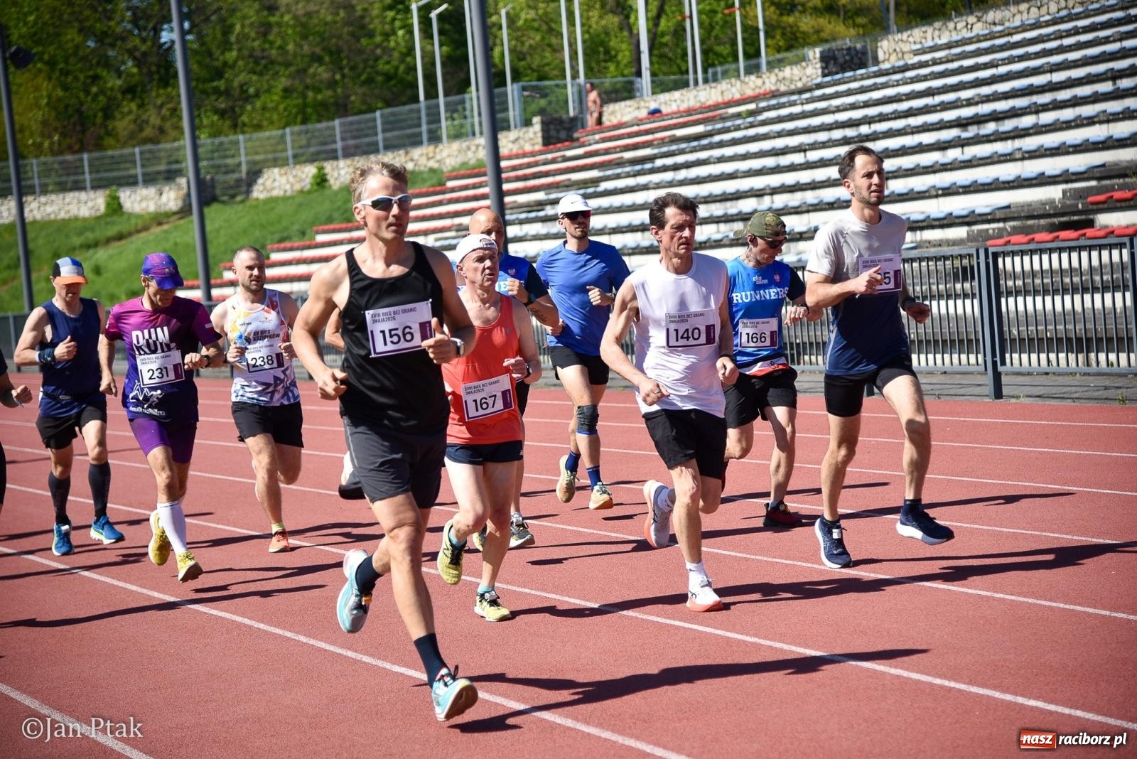 Zdjęcie w galerii na portalu naszraciborz.pl: Bieg bez granic na stadionie OSiR. Sportowe święto 3 maja w Raciborzu [FOTO] wiadomości z regionu