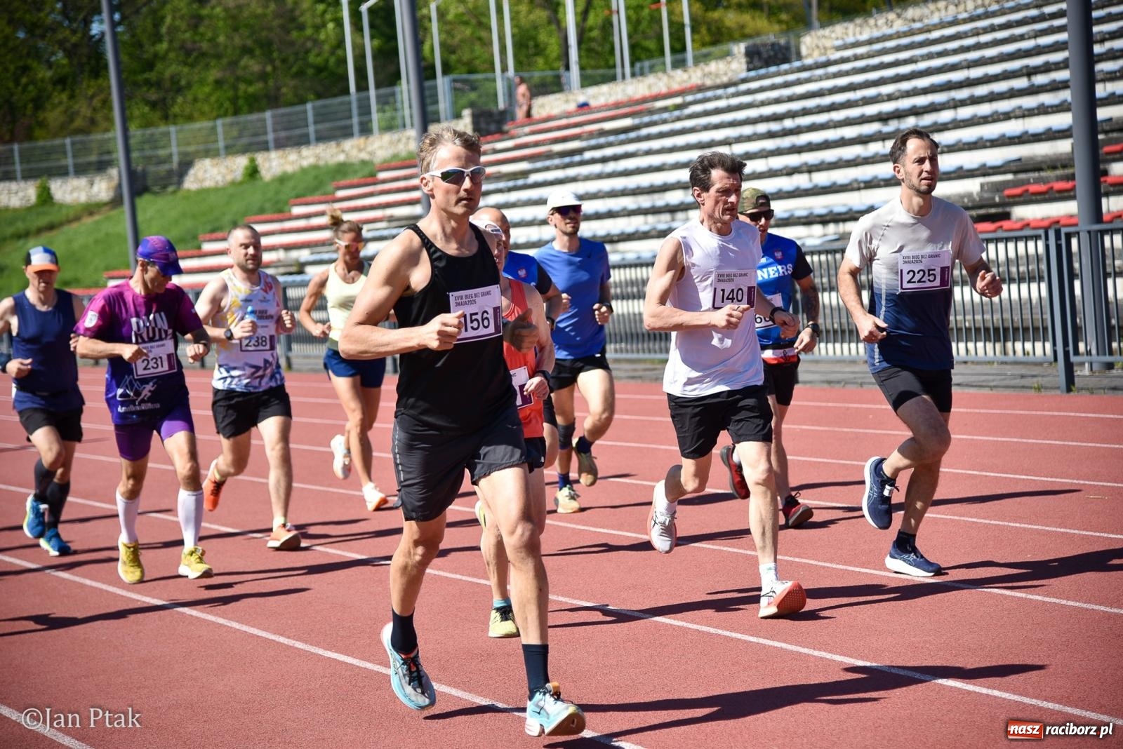 Zdjęcie w galerii na portalu naszraciborz.pl: Bieg bez granic na stadionie OSiR. Sportowe święto 3 maja w Raciborzu [FOTO] wiadomości z regionu