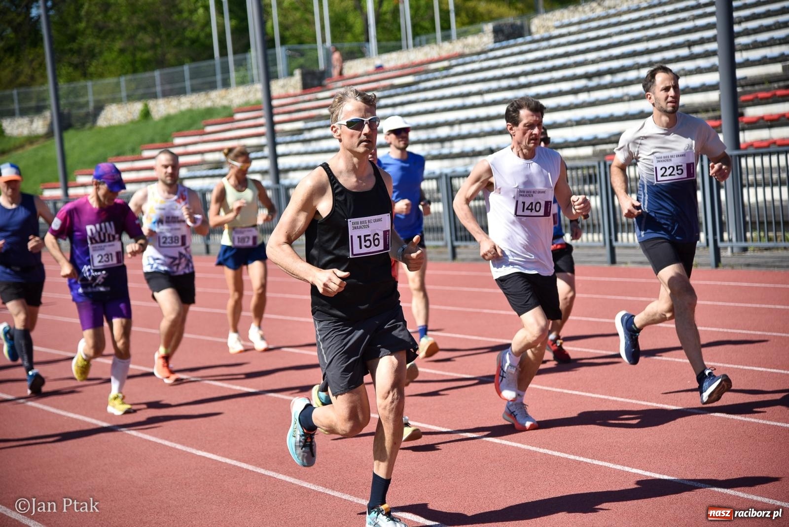 Zdjęcie w galerii na portalu naszraciborz.pl: Bieg bez granic na stadionie OSiR. Sportowe święto 3 maja w Raciborzu [FOTO] wiadomości z regionu
