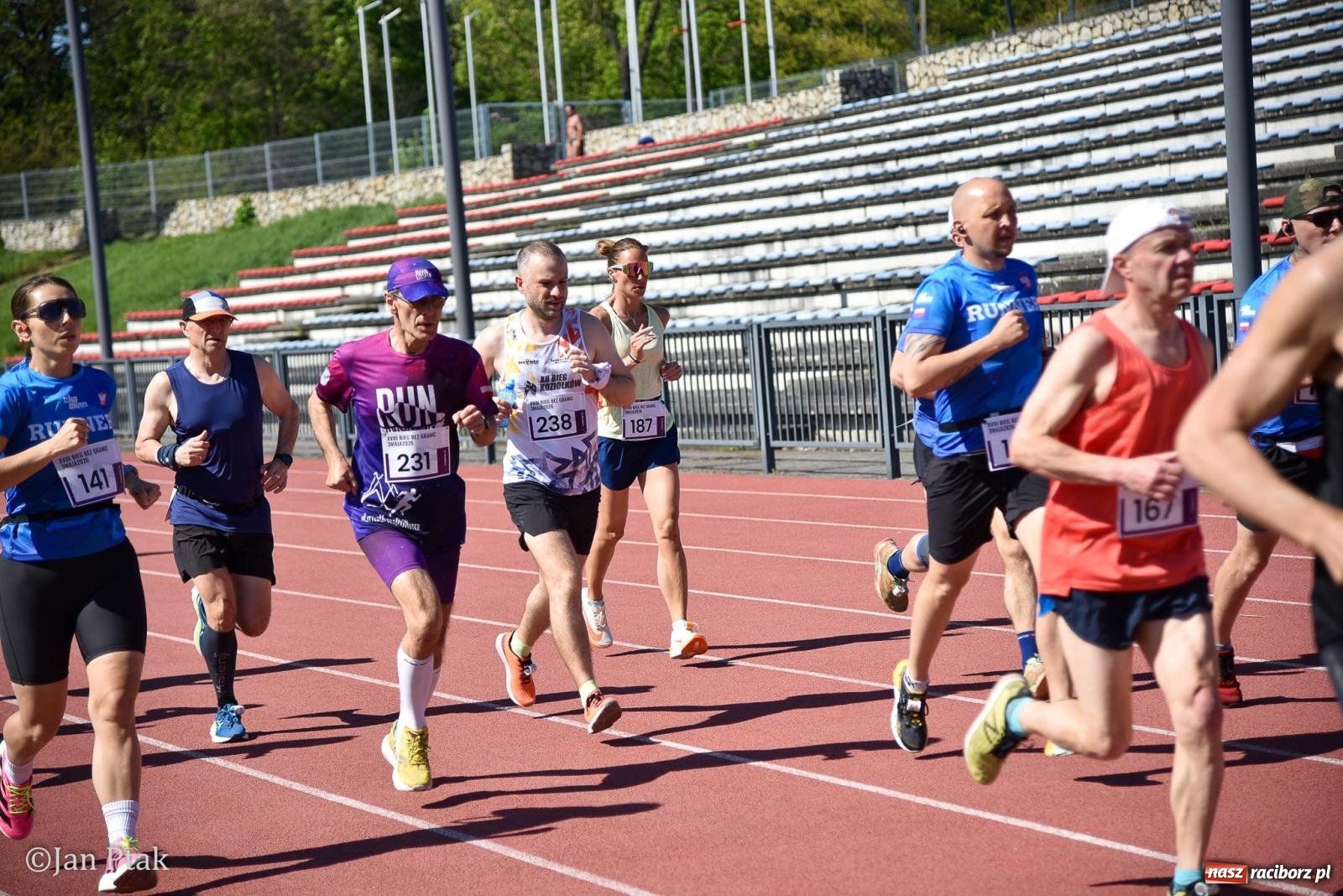 Zdjęcie w galerii na portalu naszraciborz.pl: Bieg bez granic na stadionie OSiR. Sportowe święto 3 maja w Raciborzu [FOTO] wiadomości z regionu