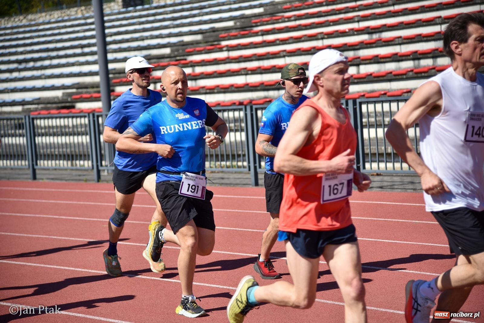 Zdjęcie w galerii na portalu naszraciborz.pl: Bieg bez granic na stadionie OSiR. Sportowe święto 3 maja w Raciborzu [FOTO] wiadomości z regionu