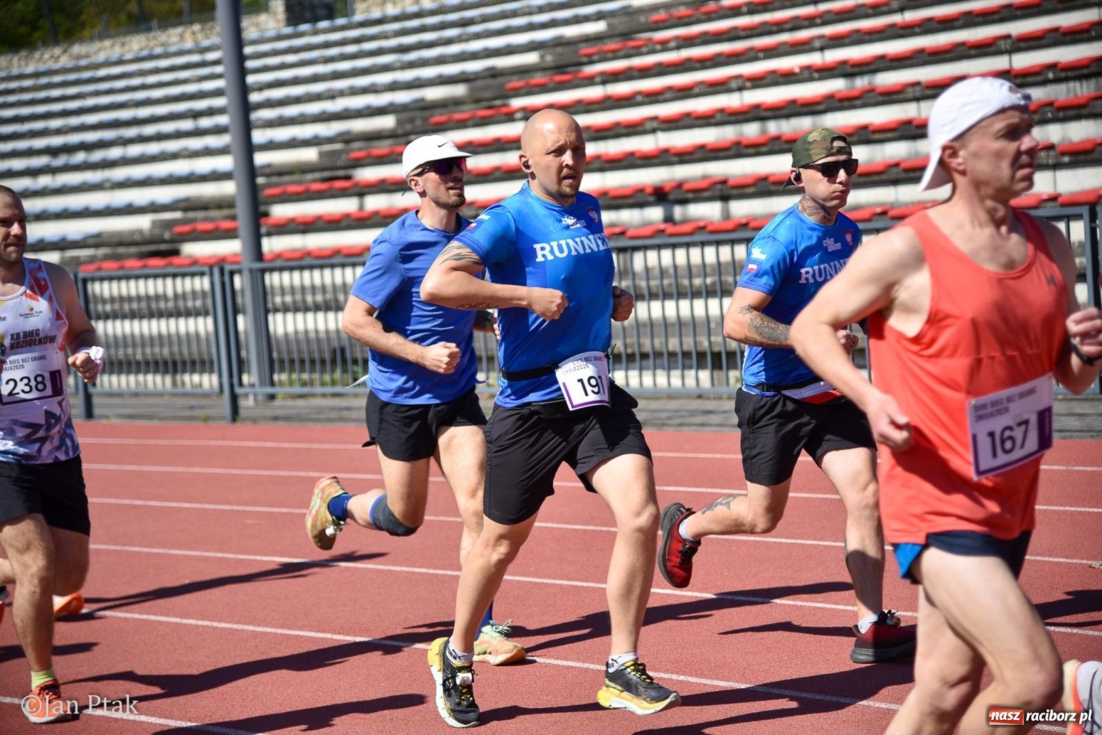 Zdjęcie w galerii na portalu naszraciborz.pl: Bieg bez granic na stadionie OSiR. Sportowe święto 3 maja w Raciborzu [FOTO] wiadomości z regionu