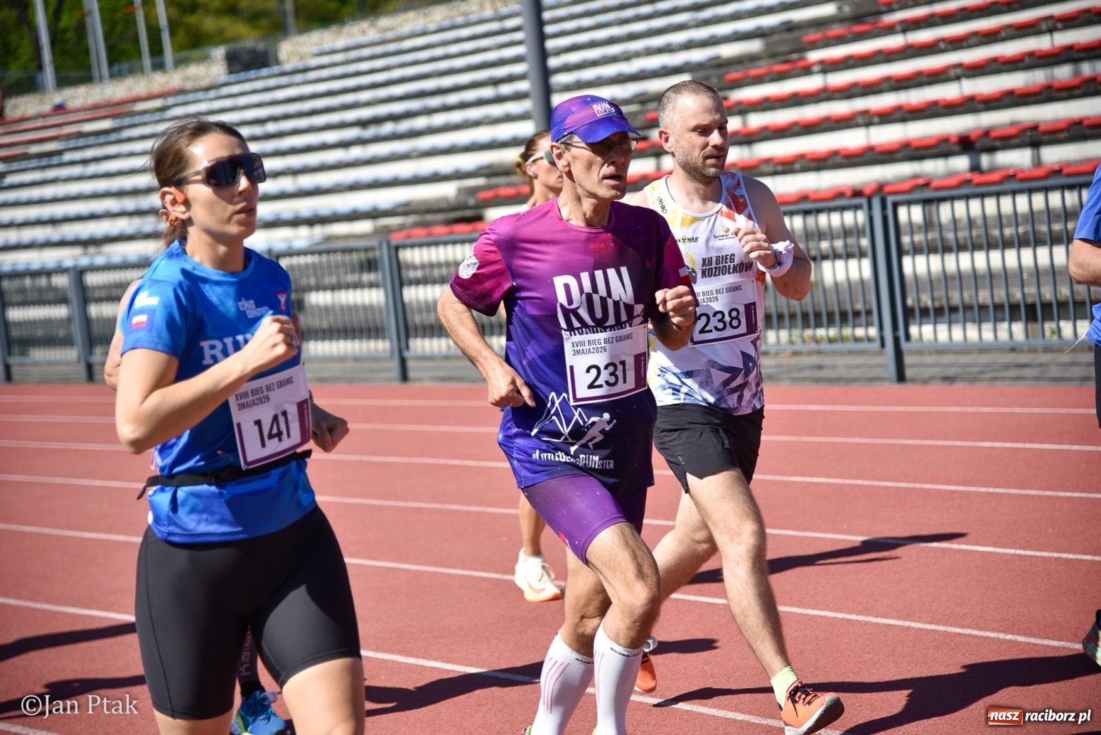 Zdjęcie w galerii na portalu naszraciborz.pl: Bieg bez granic na stadionie OSiR. Sportowe święto 3 maja w Raciborzu [FOTO] wiadomości z regionu