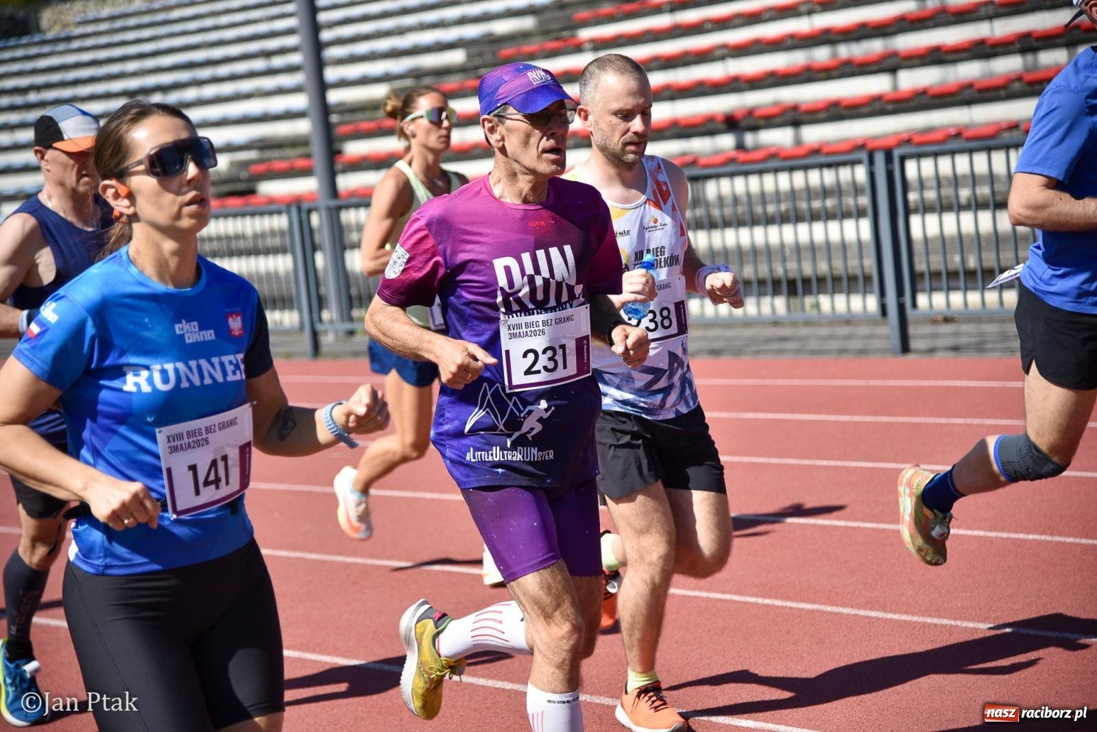Zdjęcie w galerii na portalu naszraciborz.pl: Bieg bez granic na stadionie OSiR. Sportowe święto 3 maja w Raciborzu [FOTO] wiadomości z regionu