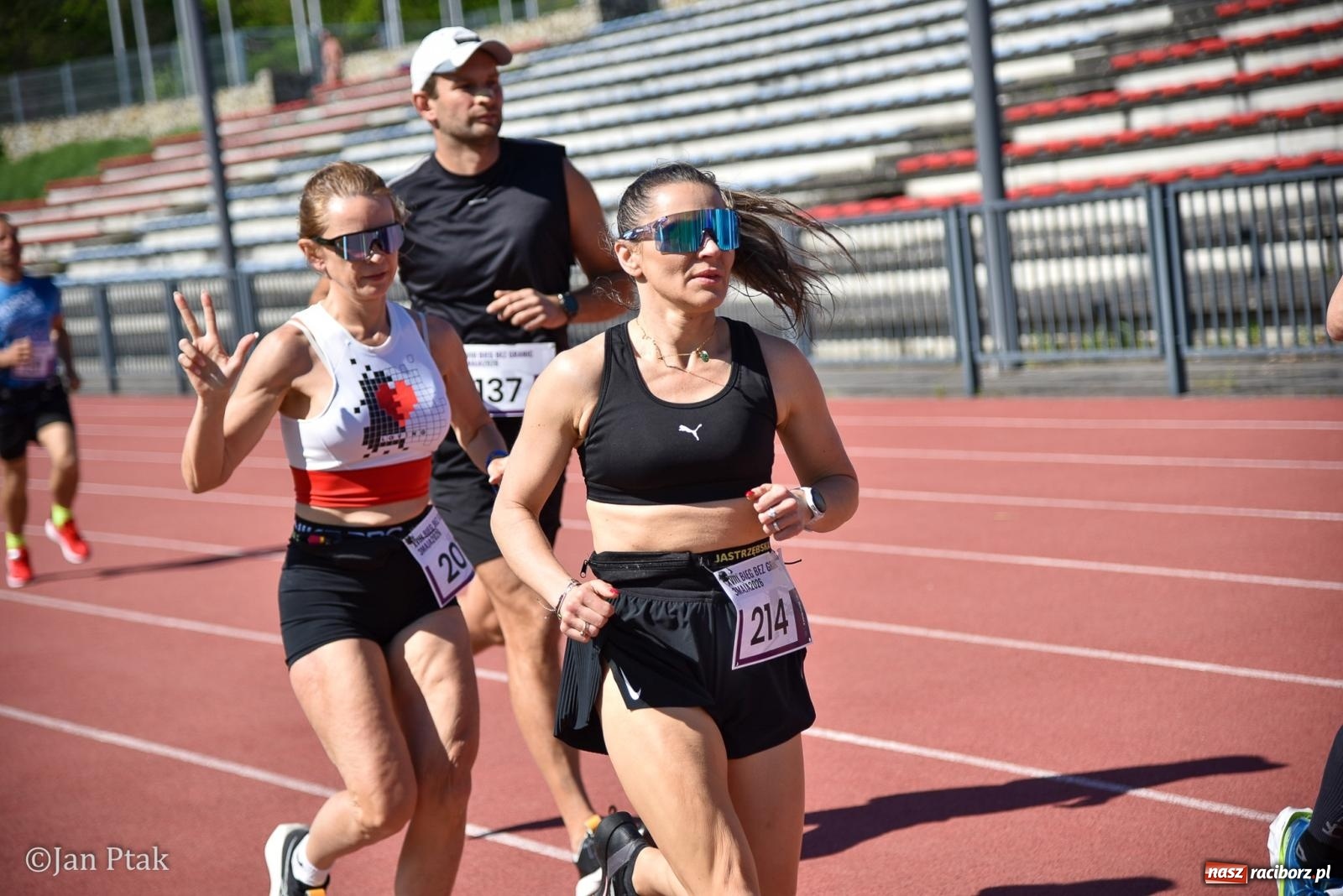 Zdjęcie w galerii na portalu naszraciborz.pl: Bieg bez granic na stadionie OSiR. Sportowe święto 3 maja w Raciborzu [FOTO] wiadomości z regionu