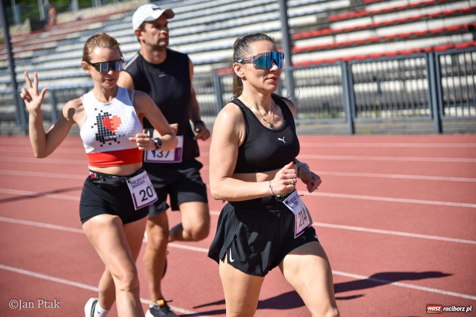 Zdjęcie w galerii na portalu naszraciborz.pl: Bieg bez granic na stadionie OSiR. Sportowe święto 3 maja w Raciborzu [FOTO] wiadomości z regionu