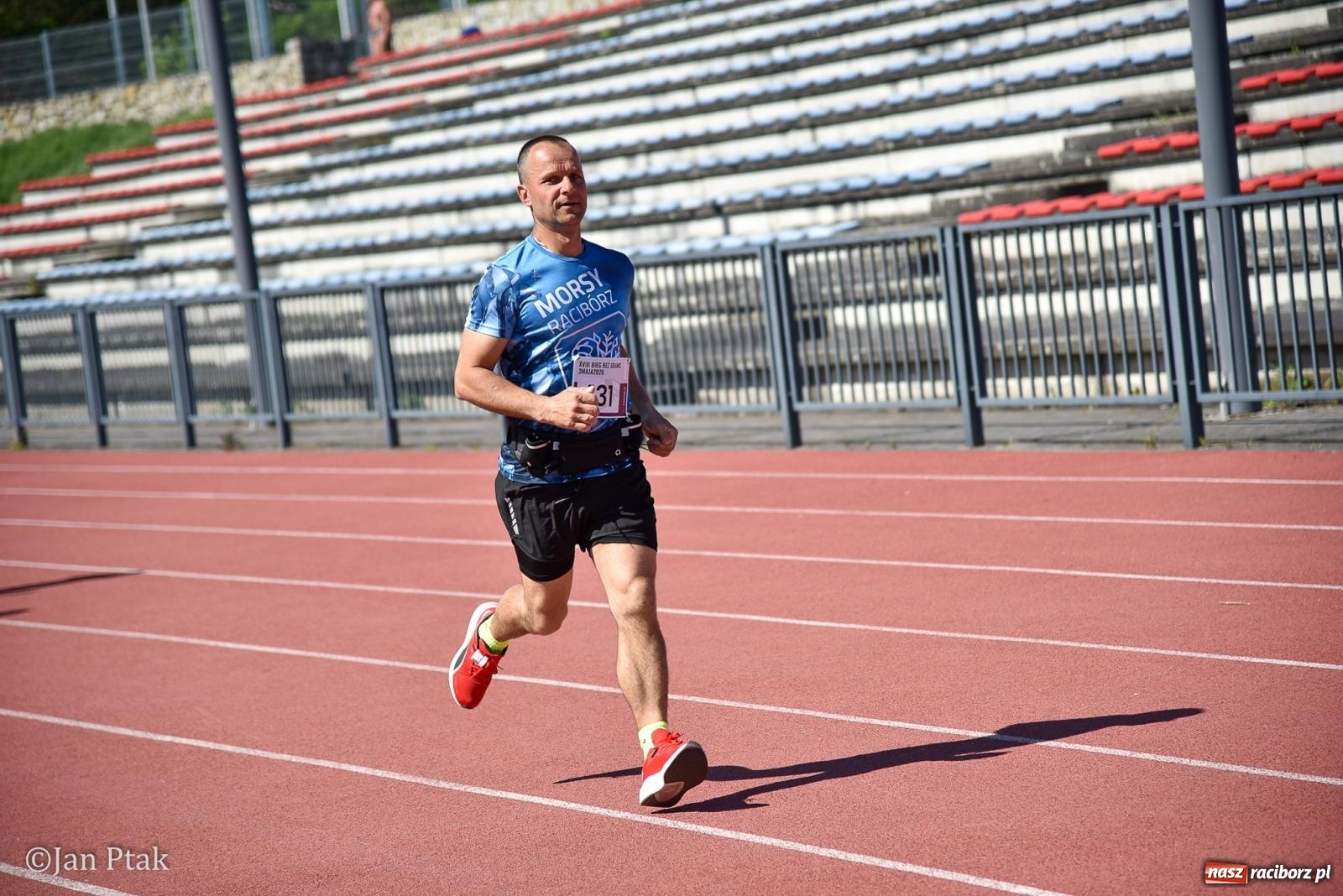 Zdjęcie w galerii na portalu naszraciborz.pl: Bieg bez granic na stadionie OSiR. Sportowe święto 3 maja w Raciborzu [FOTO] wiadomości z regionu