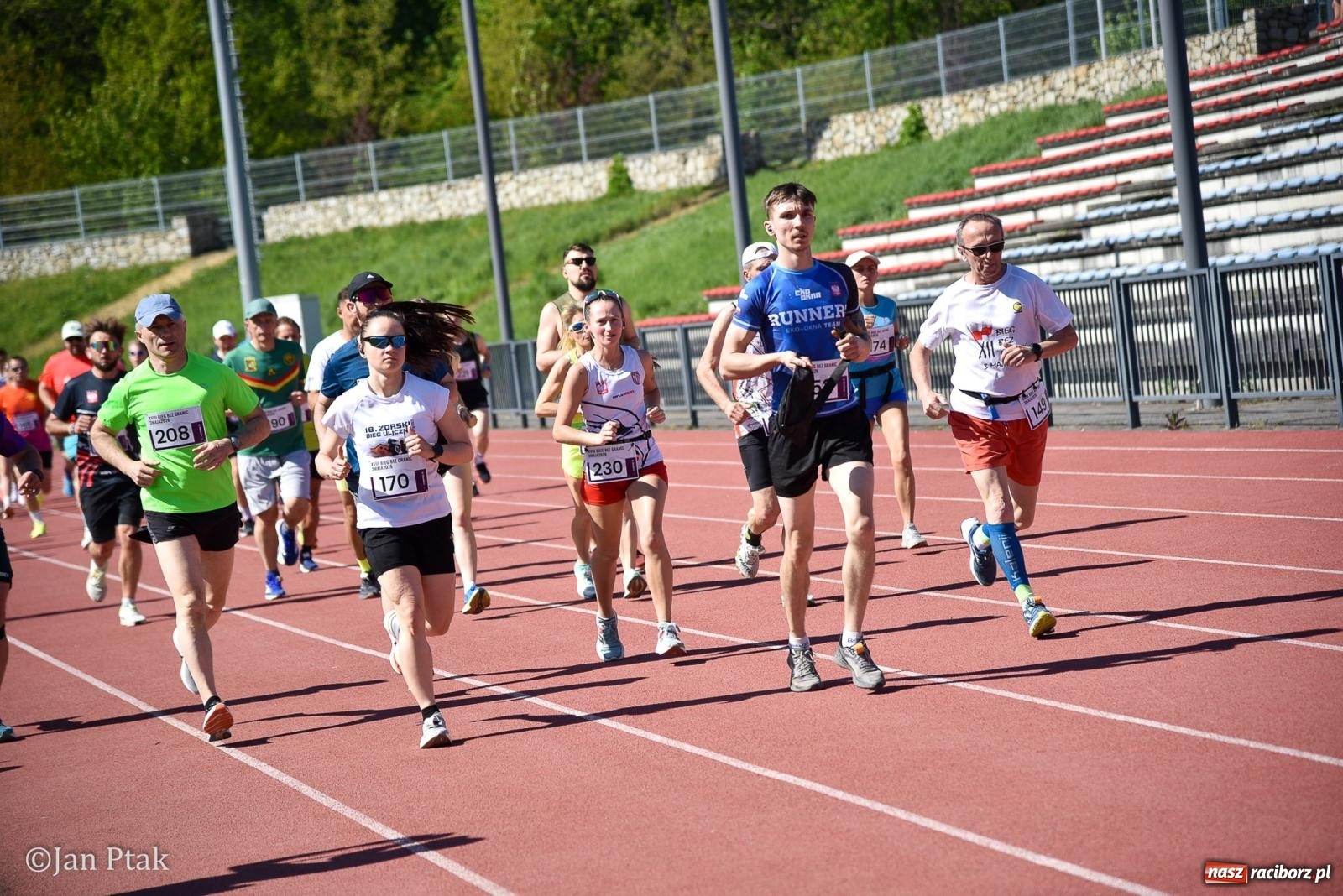 Zdjęcie w galerii na portalu naszraciborz.pl: Bieg bez granic na stadionie OSiR. Sportowe święto 3 maja w Raciborzu [FOTO] wiadomości z regionu