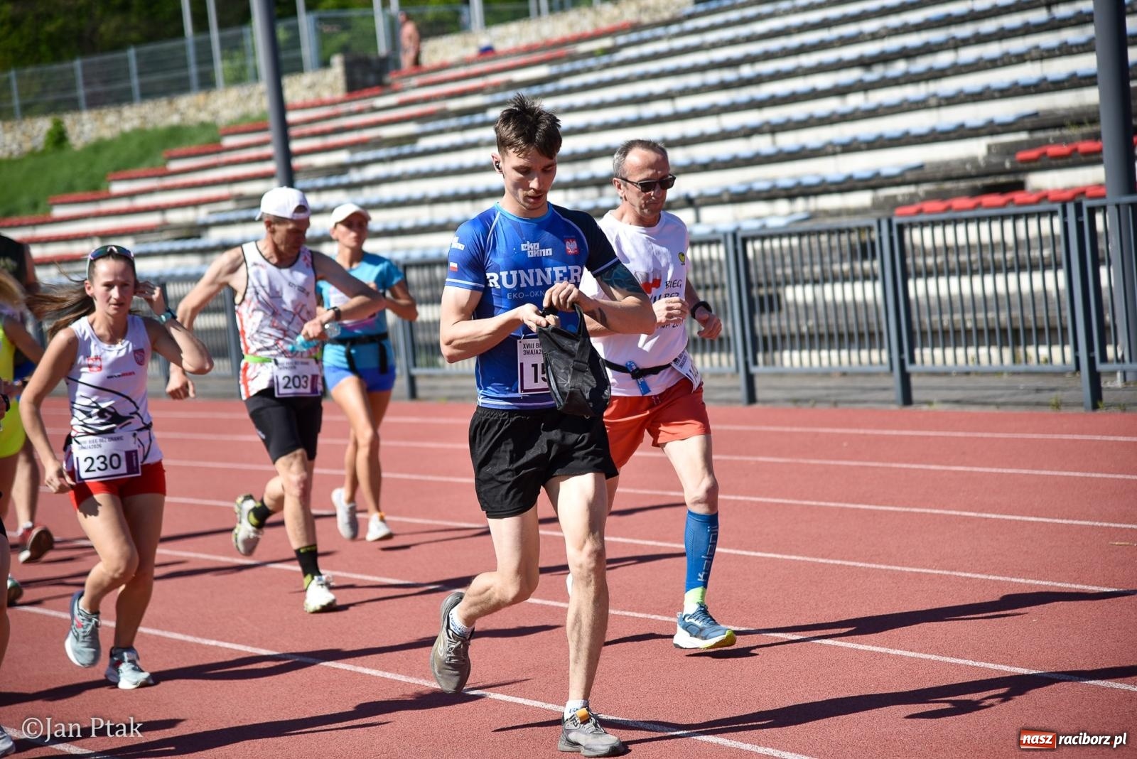 Zdjęcie w galerii na portalu naszraciborz.pl: Bieg bez granic na stadionie OSiR. Sportowe święto 3 maja w Raciborzu [FOTO] wiadomości z regionu