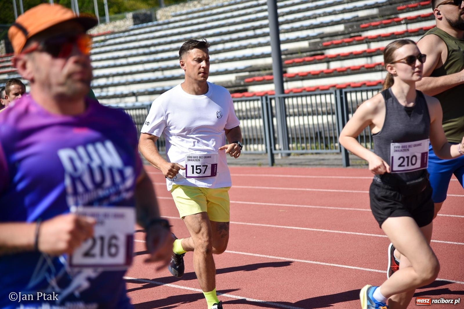 Zdjęcie w galerii na portalu naszraciborz.pl: Bieg bez granic na stadionie OSiR. Sportowe święto 3 maja w Raciborzu [FOTO] wiadomości z regionu