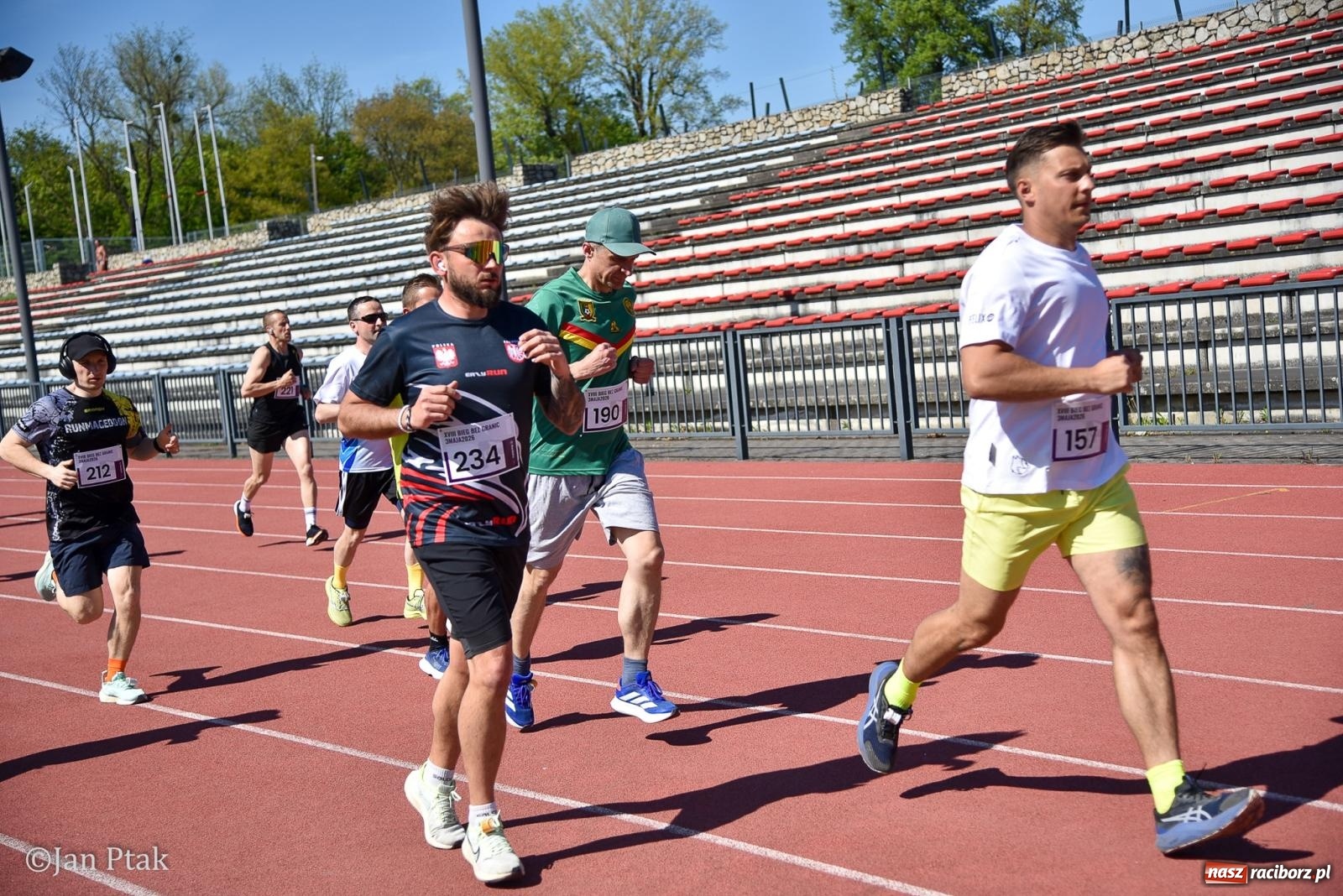 Zdjęcie w galerii na portalu naszraciborz.pl: Bieg bez granic na stadionie OSiR. Sportowe święto 3 maja w Raciborzu [FOTO] wiadomości z regionu
