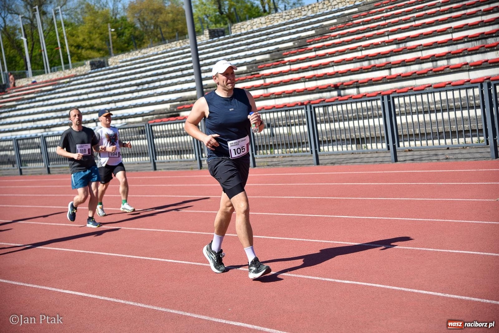 Zdjęcie w galerii na portalu naszraciborz.pl: Bieg bez granic na stadionie OSiR. Sportowe święto 3 maja w Raciborzu [FOTO] wiadomości z regionu