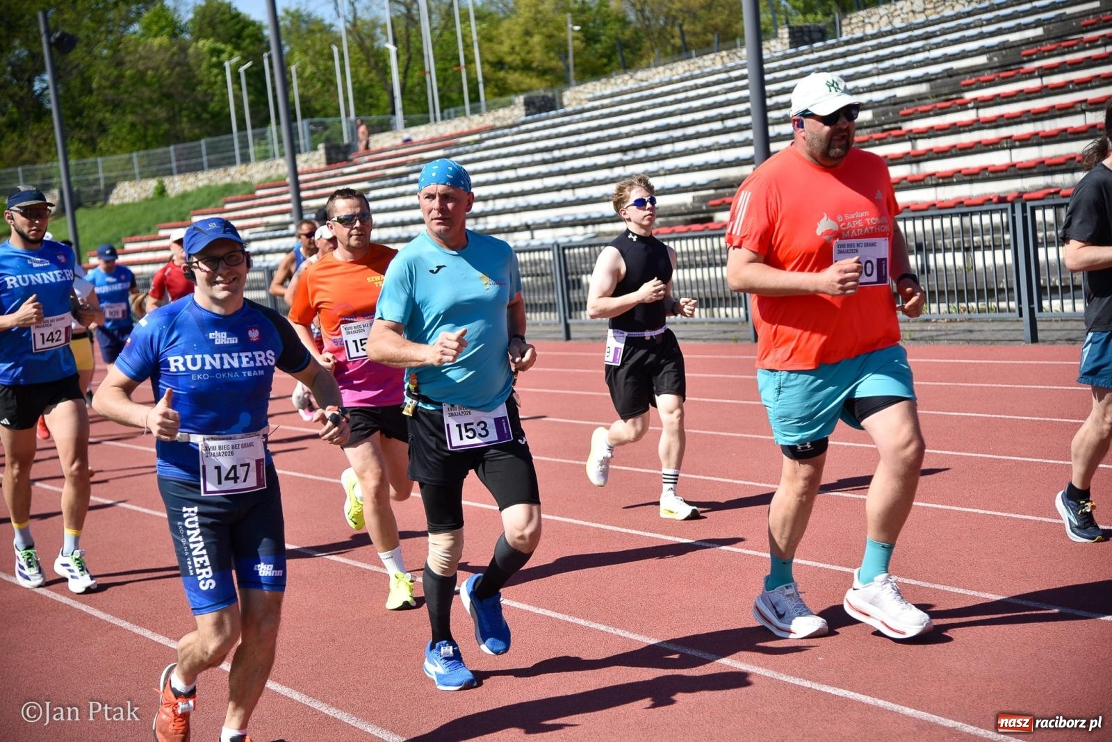 Zdjęcie w galerii na portalu naszraciborz.pl: Bieg bez granic na stadionie OSiR. Sportowe święto 3 maja w Raciborzu [FOTO] wiadomości z regionu