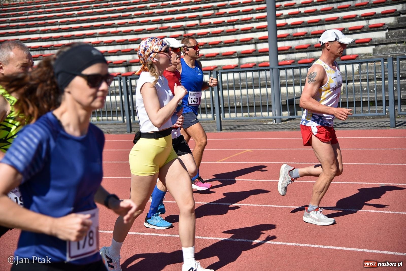 Zdjęcie w galerii na portalu naszraciborz.pl: Bieg bez granic na stadionie OSiR. Sportowe święto 3 maja w Raciborzu [FOTO] wiadomości z regionu