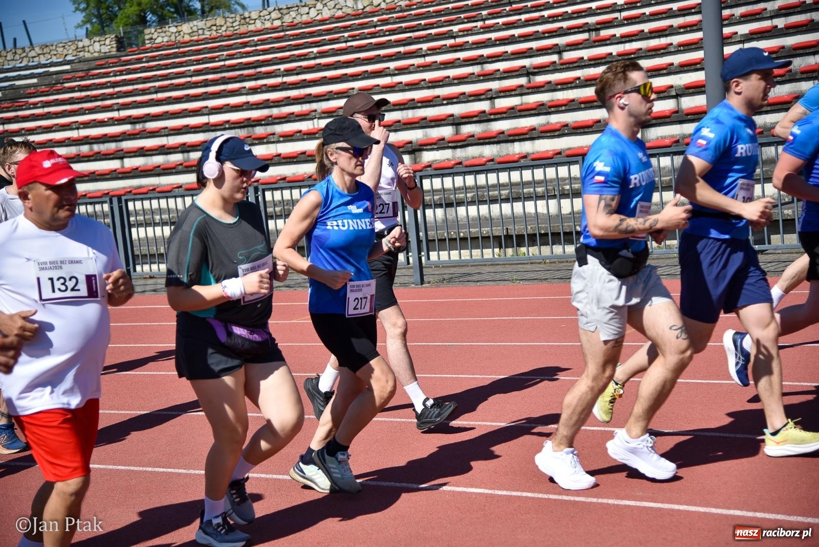 Zdjęcie w galerii na portalu naszraciborz.pl: Bieg bez granic na stadionie OSiR. Sportowe święto 3 maja w Raciborzu [FOTO] wiadomości z regionu