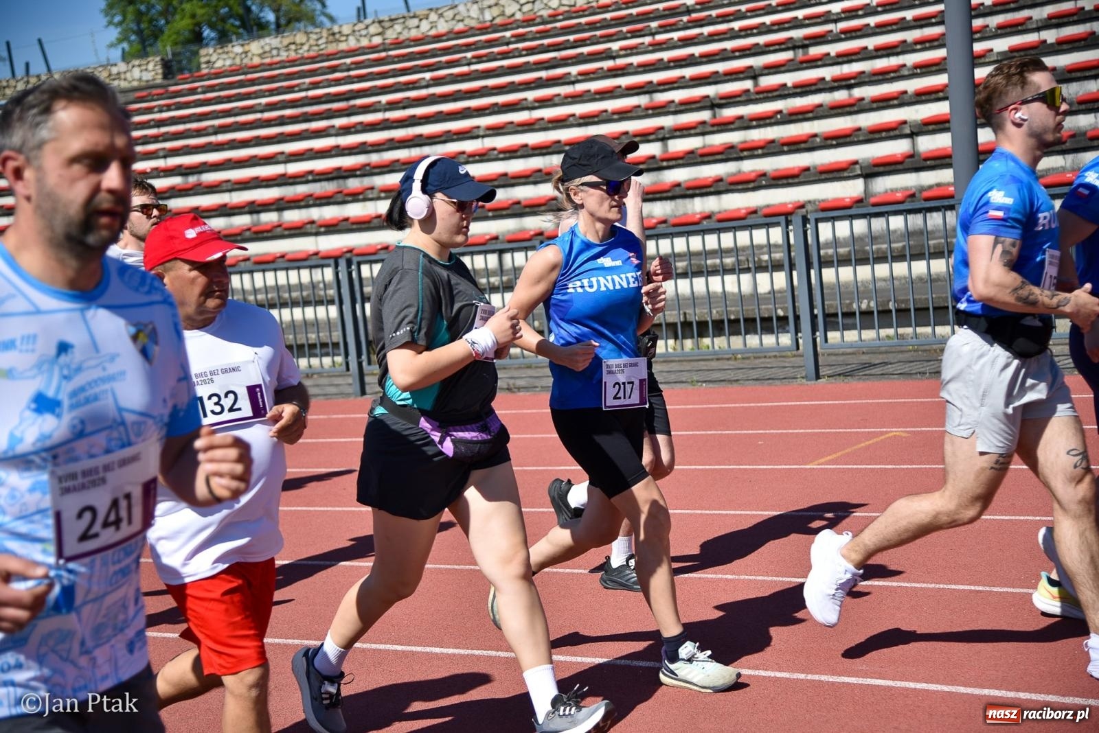 Zdjęcie w galerii na portalu naszraciborz.pl: Bieg bez granic na stadionie OSiR. Sportowe święto 3 maja w Raciborzu [FOTO] wiadomości z regionu