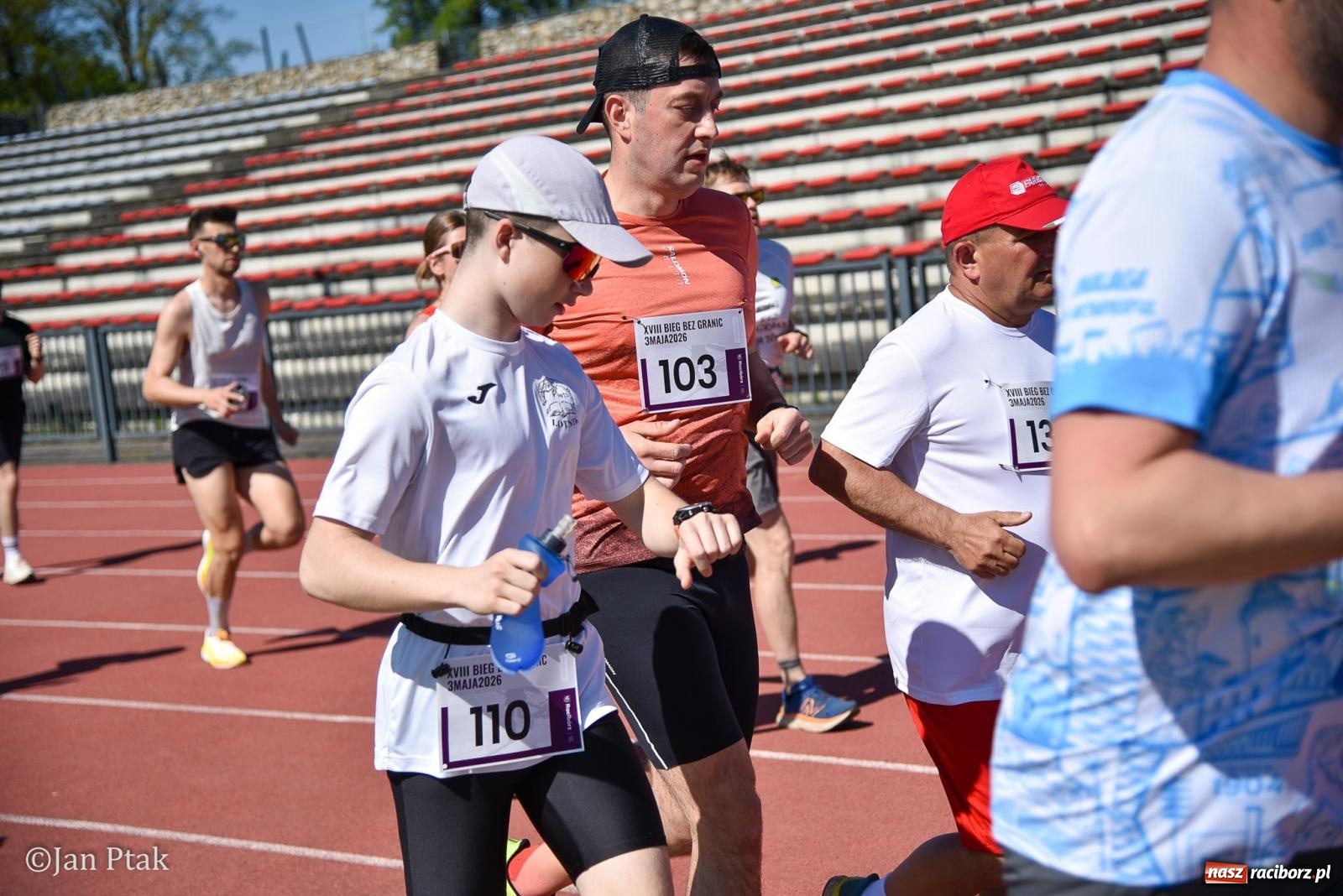 Zdjęcie w galerii na portalu naszraciborz.pl: Bieg bez granic na stadionie OSiR. Sportowe święto 3 maja w Raciborzu [FOTO] wiadomości z regionu