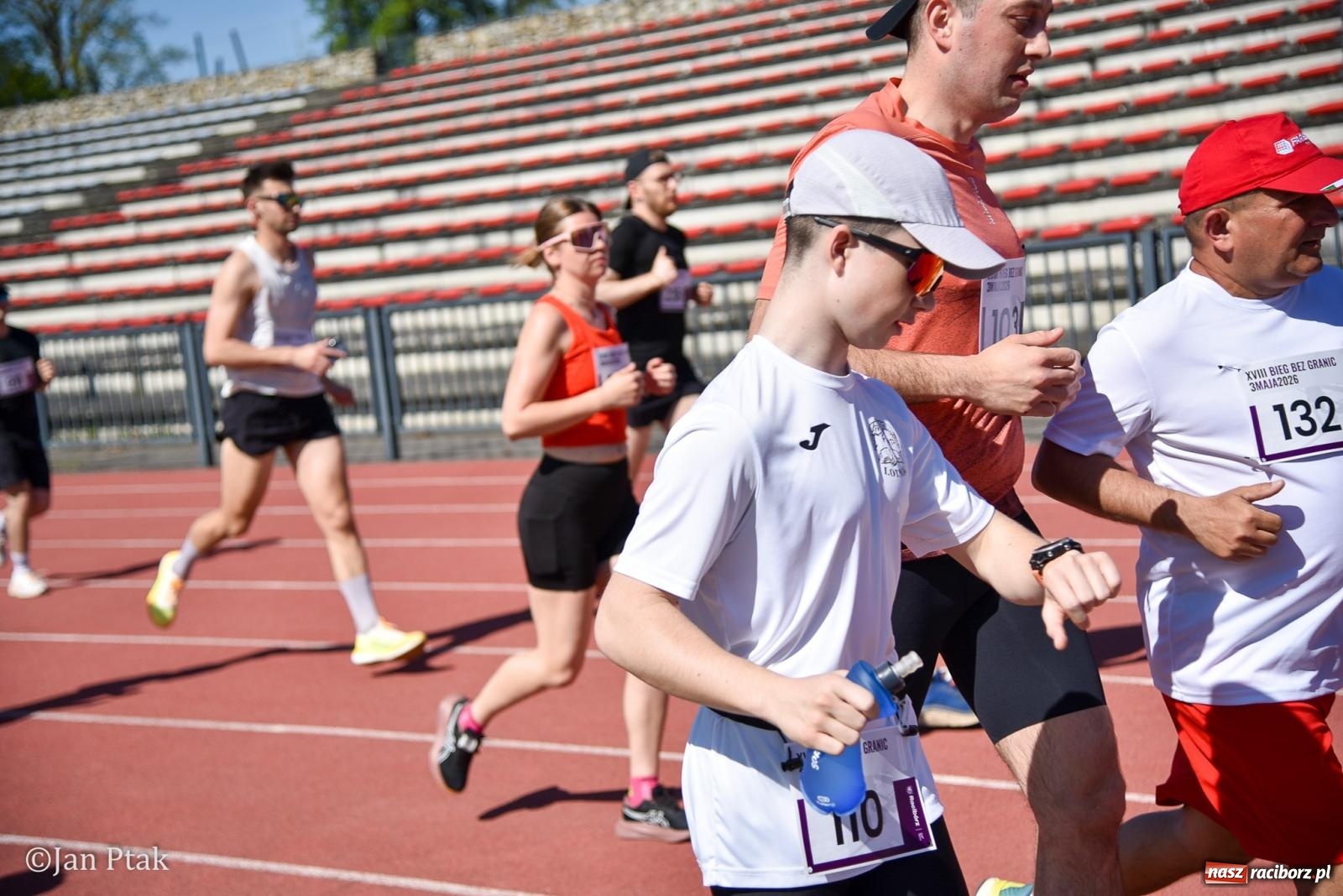 Zdjęcie w galerii na portalu naszraciborz.pl: Bieg bez granic na stadionie OSiR. Sportowe święto 3 maja w Raciborzu [FOTO] wiadomości z regionu