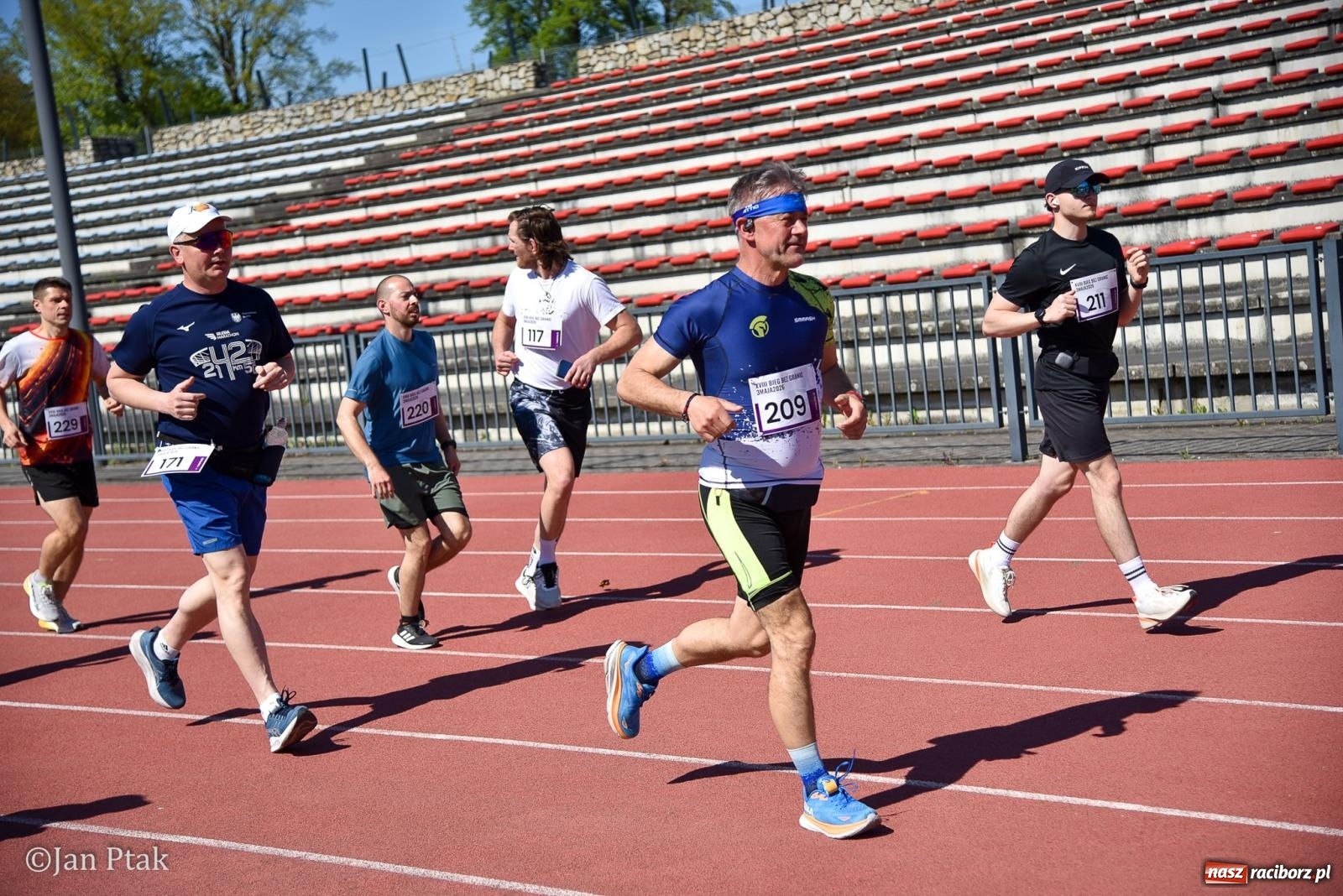 Zdjęcie w galerii na portalu naszraciborz.pl: Bieg bez granic na stadionie OSiR. Sportowe święto 3 maja w Raciborzu [FOTO] wiadomości z regionu