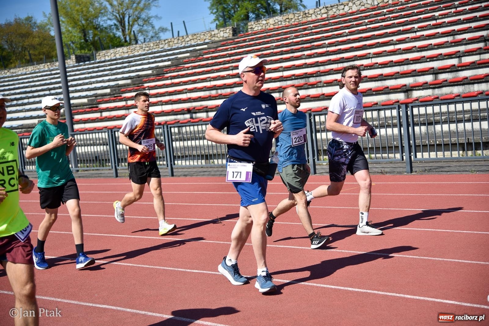 Zdjęcie w galerii na portalu naszraciborz.pl: Bieg bez granic na stadionie OSiR. Sportowe święto 3 maja w Raciborzu [FOTO] wiadomości z regionu