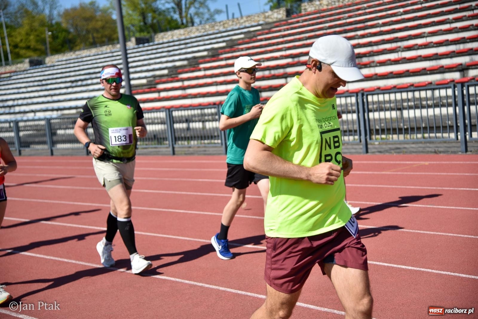 Zdjęcie w galerii na portalu naszraciborz.pl: Bieg bez granic na stadionie OSiR. Sportowe święto 3 maja w Raciborzu [FOTO] wiadomości z regionu
