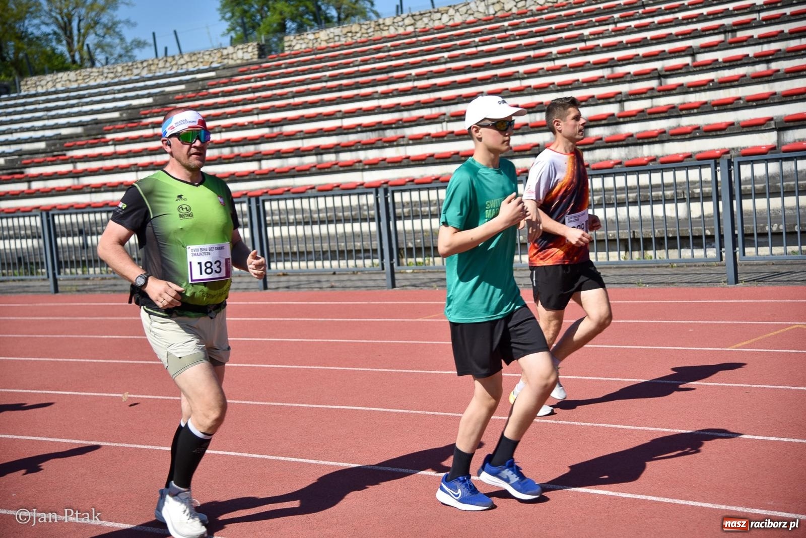 Zdjęcie w galerii na portalu naszraciborz.pl: Bieg bez granic na stadionie OSiR. Sportowe święto 3 maja w Raciborzu [FOTO] wiadomości z regionu
