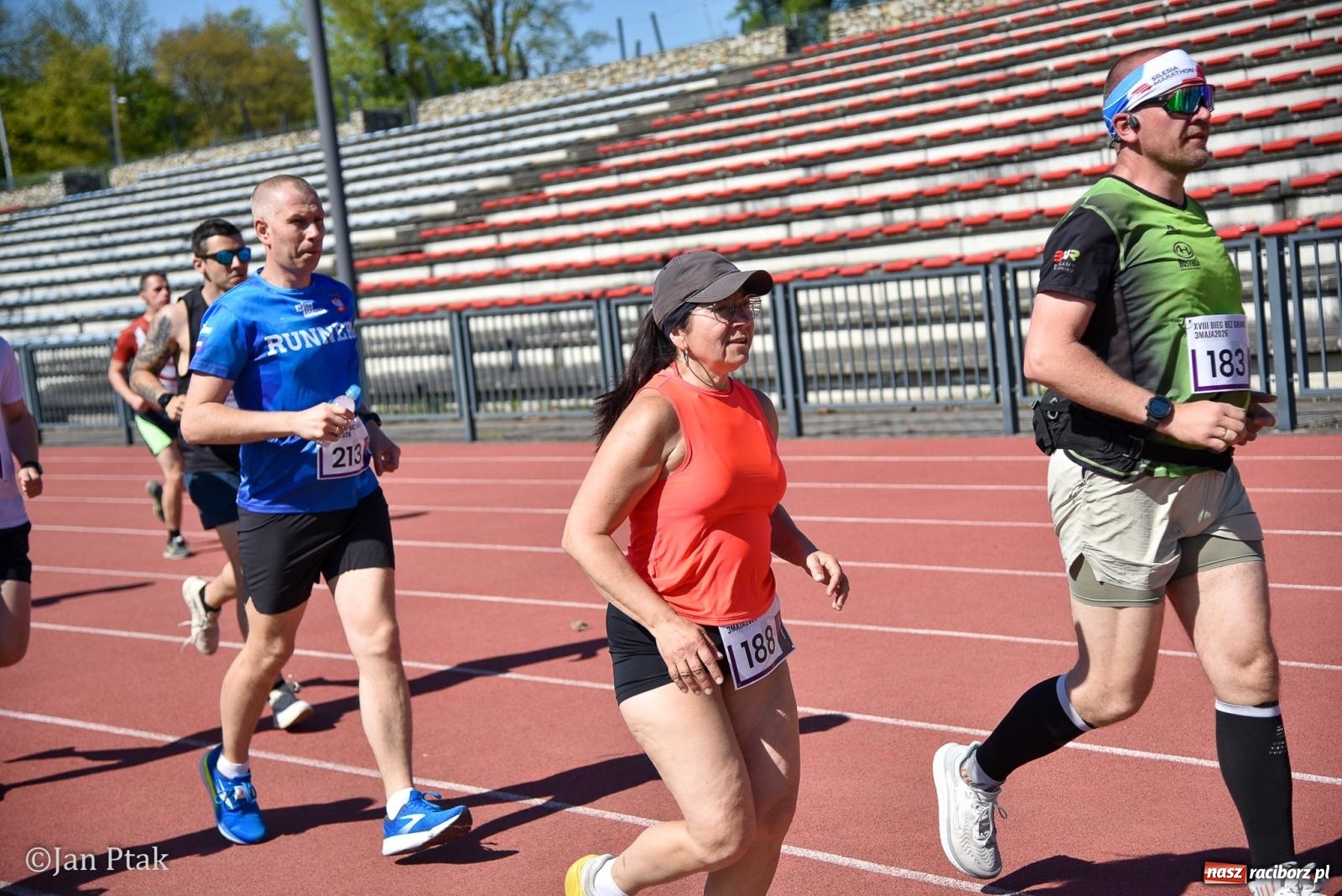 Zdjęcie w galerii na portalu naszraciborz.pl: Bieg bez granic na stadionie OSiR. Sportowe święto 3 maja w Raciborzu [FOTO] wiadomości z regionu