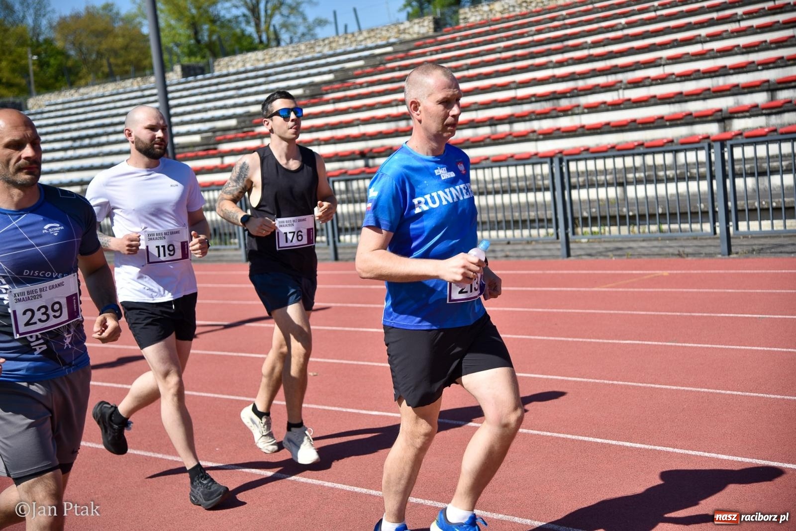 Zdjęcie w galerii na portalu naszraciborz.pl: Bieg bez granic na stadionie OSiR. Sportowe święto 3 maja w Raciborzu [FOTO] wiadomości z regionu