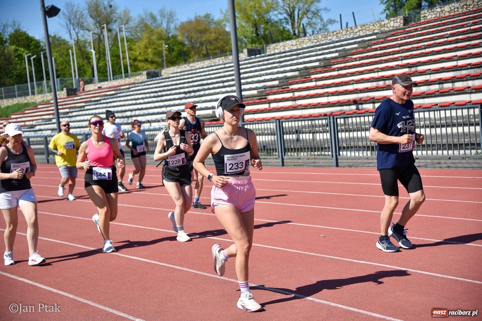 Zdjęcie w galerii na portalu naszraciborz.pl: Bieg bez granic na stadionie OSiR. Sportowe święto 3 maja w Raciborzu [FOTO] wiadomości z regionu