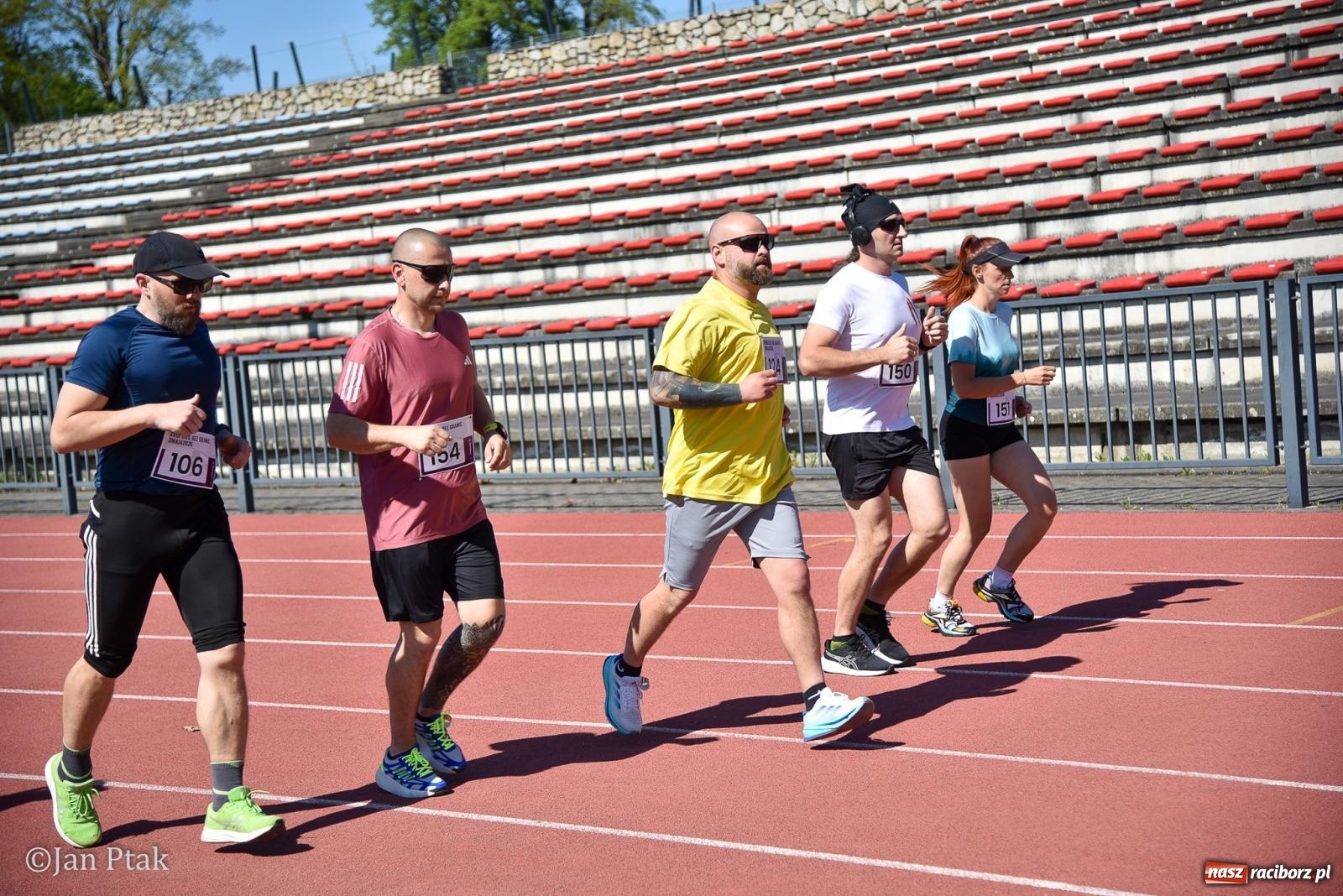 Zdjęcie w galerii na portalu naszraciborz.pl: Bieg bez granic na stadionie OSiR. Sportowe święto 3 maja w Raciborzu [FOTO] wiadomości z regionu