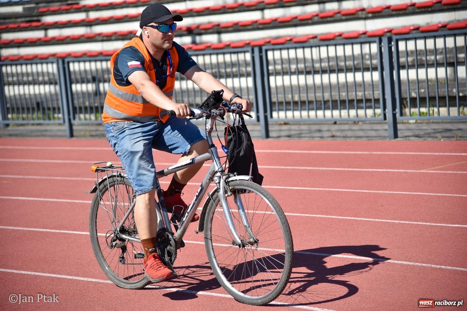 Zdjęcie w galerii na portalu naszraciborz.pl: Bieg bez granic na stadionie OSiR. Sportowe święto 3 maja w Raciborzu [FOTO] wiadomości z regionu