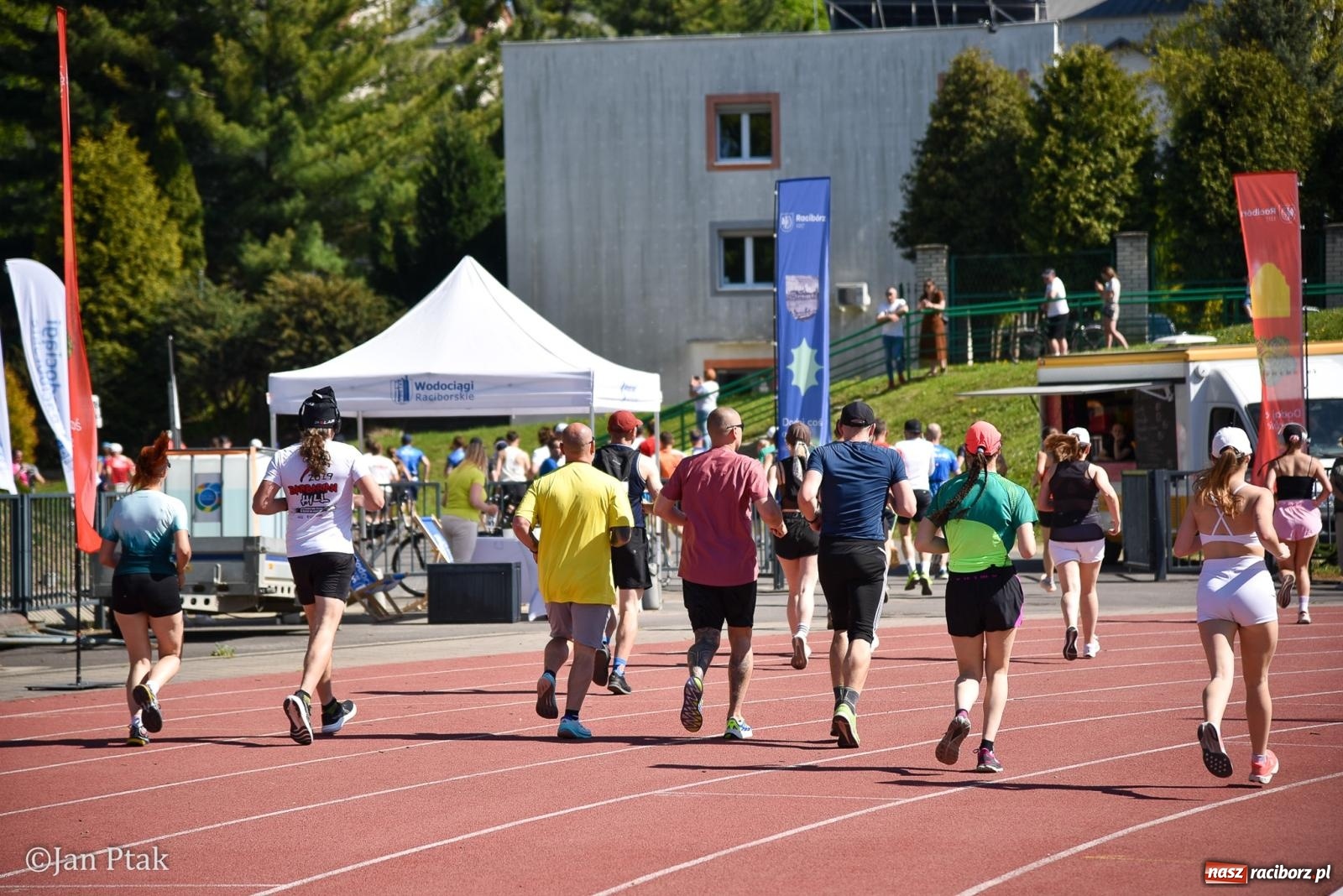Zdjęcie w galerii na portalu naszraciborz.pl: Bieg bez granic na stadionie OSiR. Sportowe święto 3 maja w Raciborzu [FOTO] wiadomości z regionu
