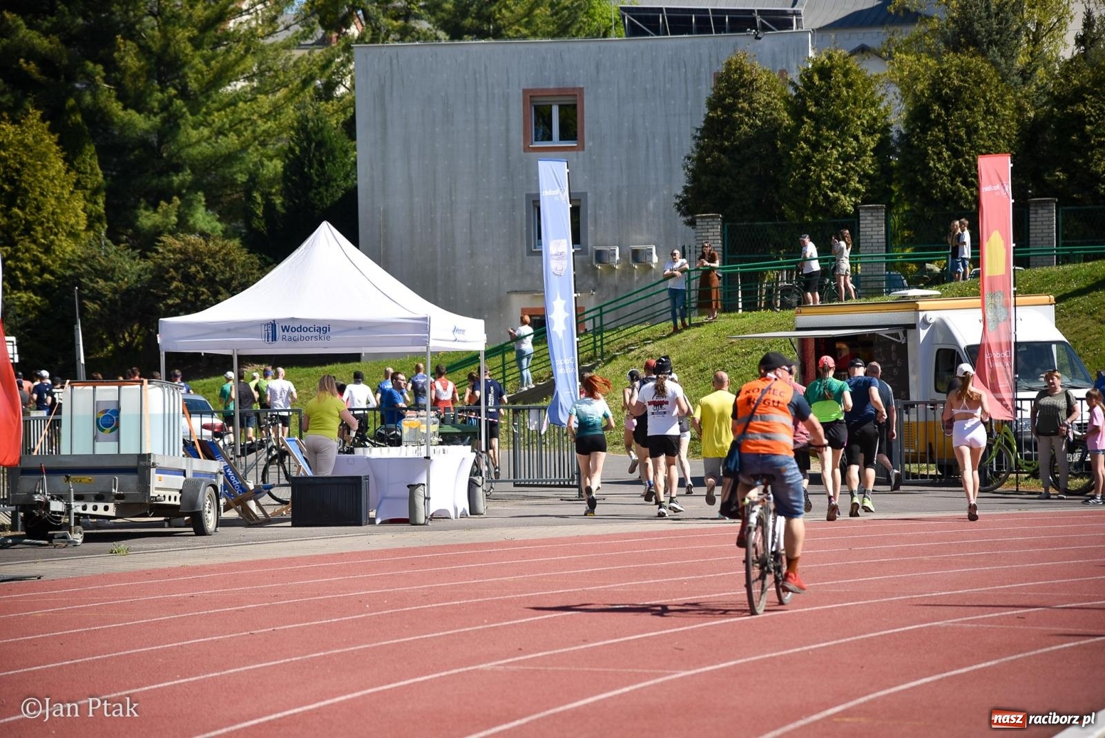 Zdjęcie w galerii na portalu naszraciborz.pl: Bieg bez granic na stadionie OSiR. Sportowe święto 3 maja w Raciborzu [FOTO] wiadomości z regionu