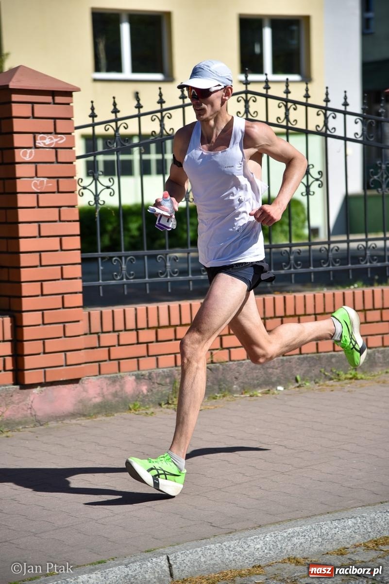 Zdjęcie w galerii na portalu naszraciborz.pl: Bieg bez granic na stadionie OSiR. Sportowe święto 3 maja w Raciborzu [FOTO] wiadomości z regionu