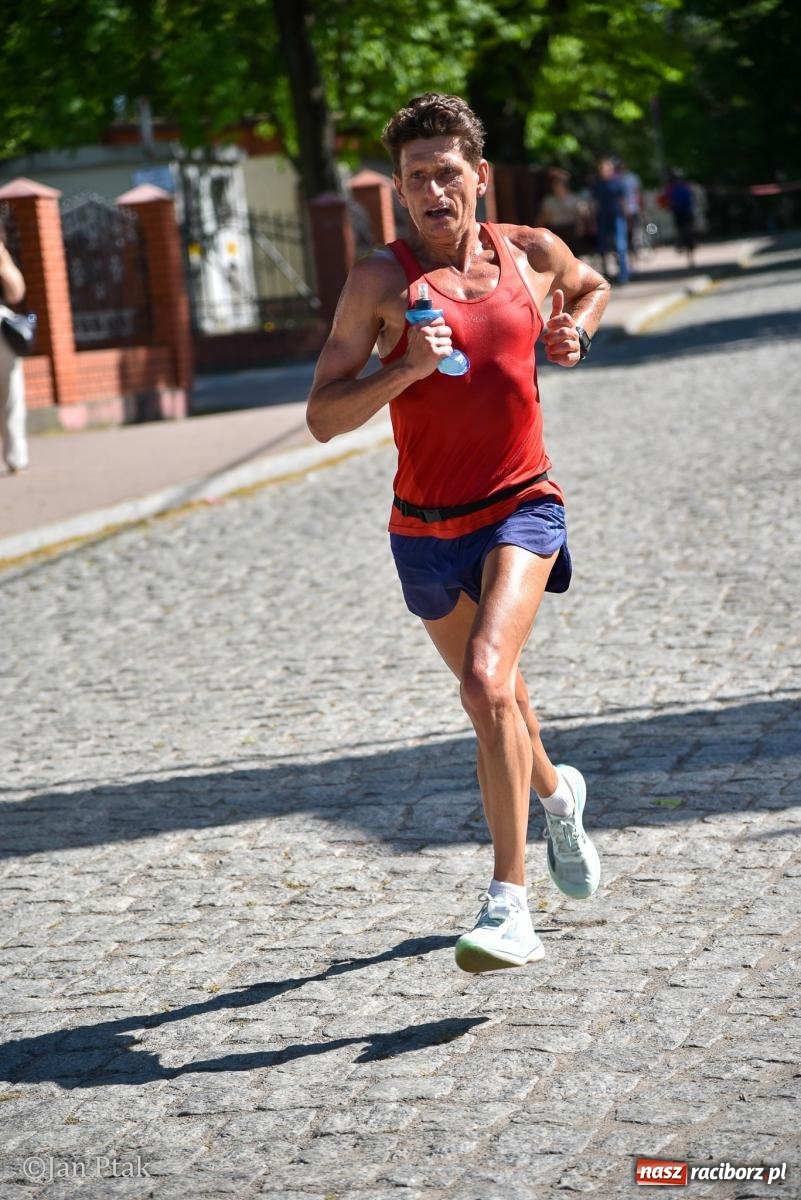 Zdjęcie w galerii na portalu naszraciborz.pl: Bieg bez granic na stadionie OSiR. Sportowe święto 3 maja w Raciborzu [FOTO] wiadomości z regionu