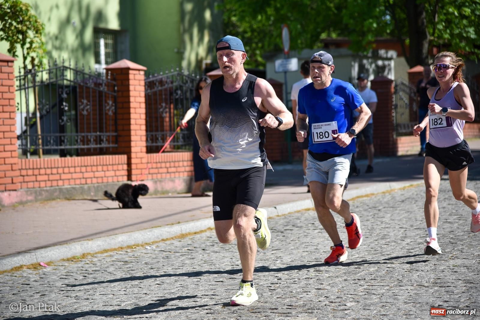 Zdjęcie w galerii na portalu naszraciborz.pl: Bieg bez granic na stadionie OSiR. Sportowe święto 3 maja w Raciborzu [FOTO] wiadomości z regionu