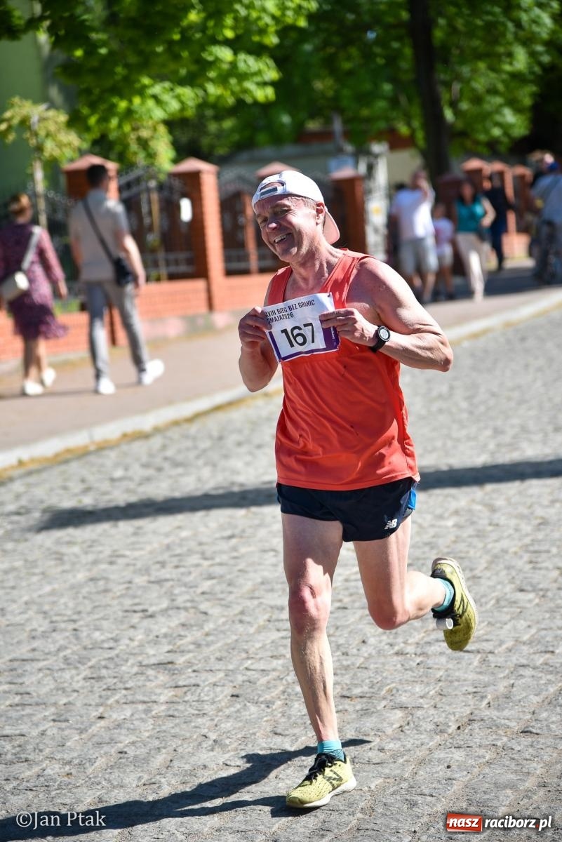Zdjęcie w galerii na portalu naszraciborz.pl: Bieg bez granic na stadionie OSiR. Sportowe święto 3 maja w Raciborzu [FOTO] wiadomości z regionu