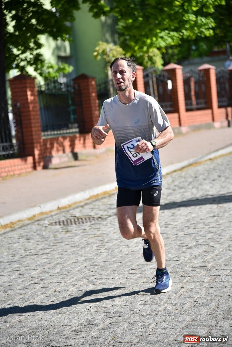 Zdjęcie w galerii na portalu naszraciborz.pl: Bieg bez granic na stadionie OSiR. Sportowe święto 3 maja w Raciborzu [FOTO] wiadomości z regionu