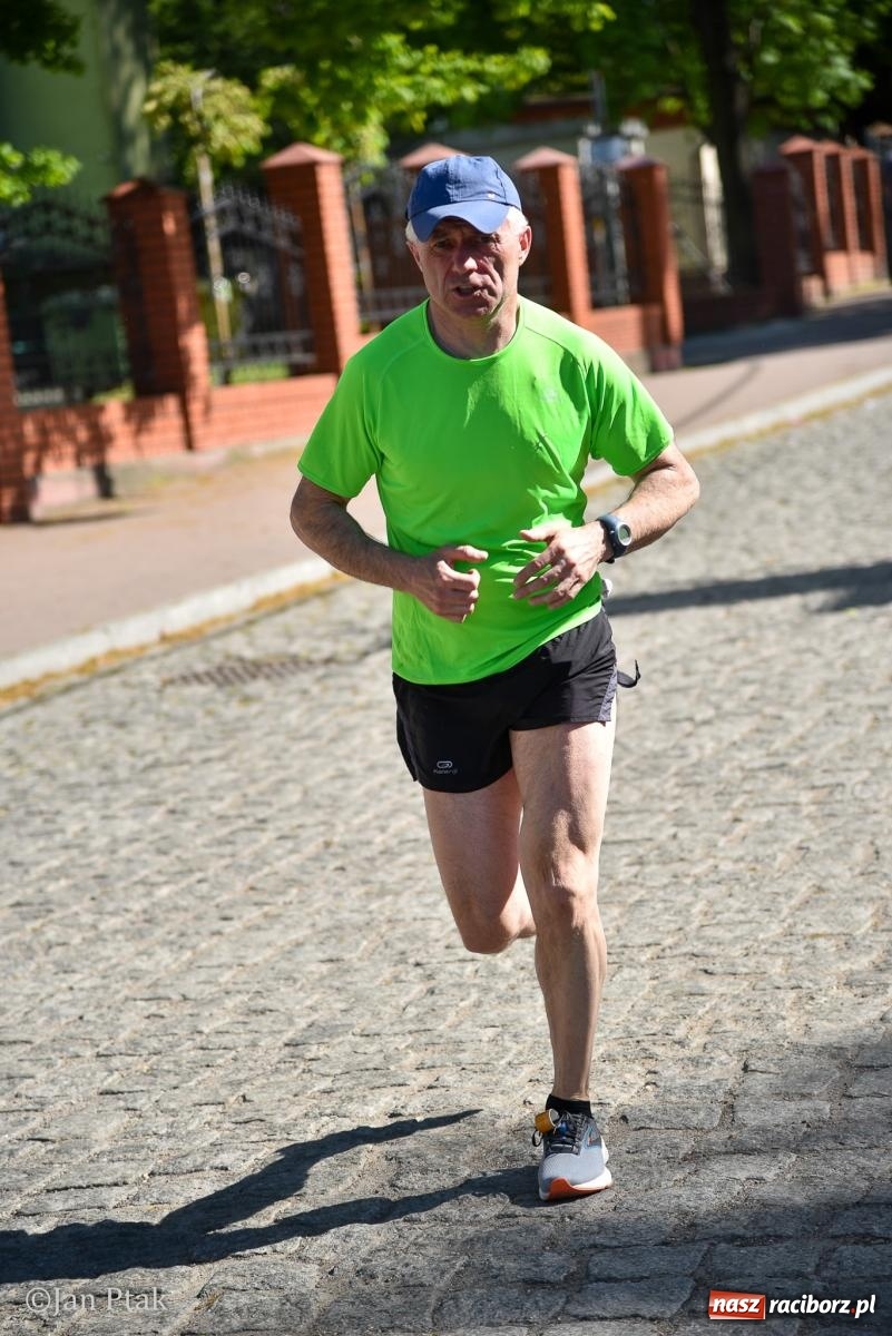 Zdjęcie w galerii na portalu naszraciborz.pl: Bieg bez granic na stadionie OSiR. Sportowe święto 3 maja w Raciborzu [FOTO] wiadomości z regionu