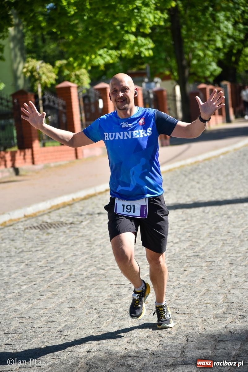 Zdjęcie w galerii na portalu naszraciborz.pl: Bieg bez granic na stadionie OSiR. Sportowe święto 3 maja w Raciborzu [FOTO] wiadomości z regionu