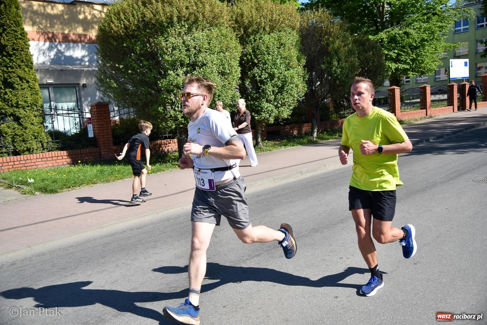 Zdjęcie w galerii na portalu naszraciborz.pl: Bieg bez granic na stadionie OSiR. Sportowe święto 3 maja w Raciborzu [FOTO] wiadomości z regionu