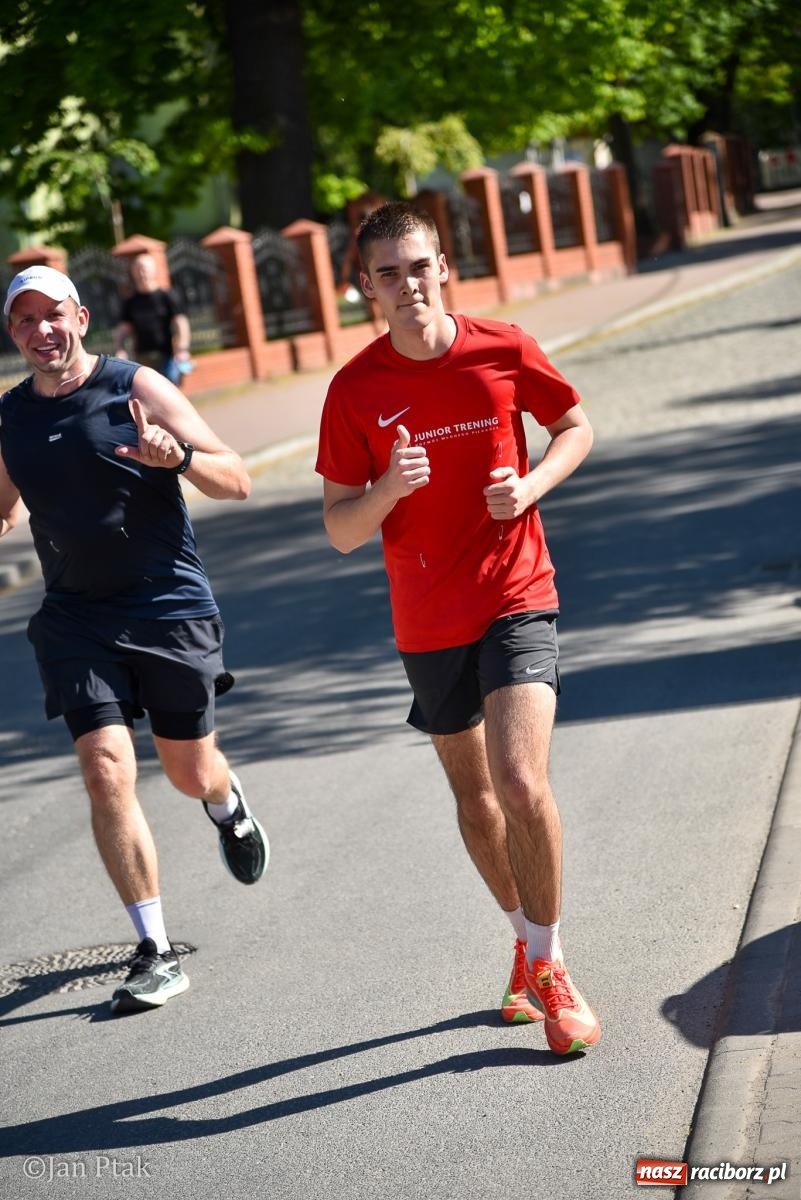Zdjęcie w galerii na portalu naszraciborz.pl: Bieg bez granic na stadionie OSiR. Sportowe święto 3 maja w Raciborzu [FOTO] wiadomości z regionu