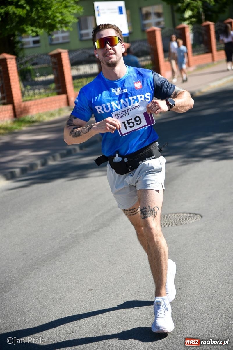 Zdjęcie w galerii na portalu naszraciborz.pl: Bieg bez granic na stadionie OSiR. Sportowe święto 3 maja w Raciborzu [FOTO] wiadomości z regionu