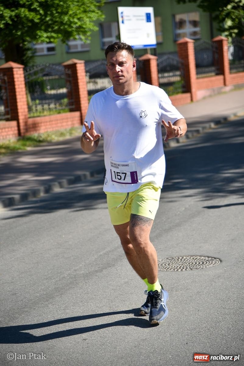 Zdjęcie w galerii na portalu naszraciborz.pl: Bieg bez granic na stadionie OSiR. Sportowe święto 3 maja w Raciborzu [FOTO] wiadomości z regionu