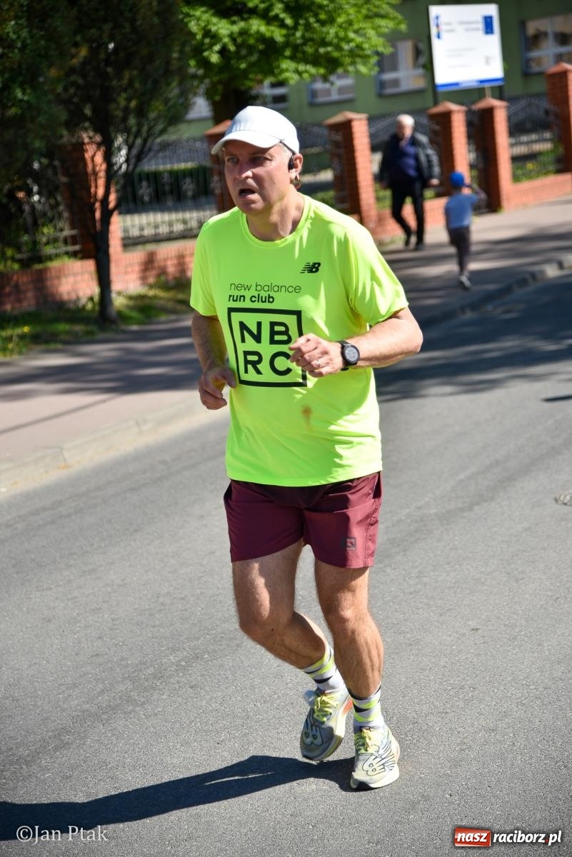 Zdjęcie w galerii na portalu naszraciborz.pl: Bieg bez granic na stadionie OSiR. Sportowe święto 3 maja w Raciborzu [FOTO] wiadomości z regionu