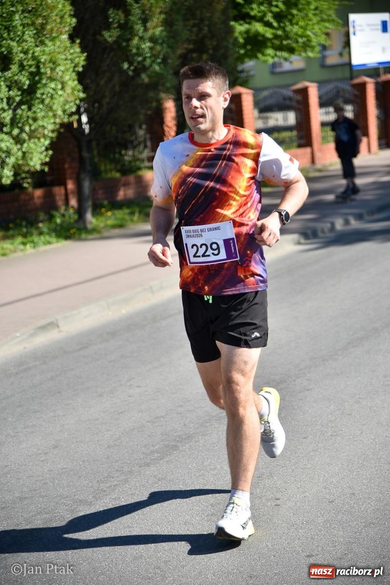 Zdjęcie w galerii na portalu naszraciborz.pl: Bieg bez granic na stadionie OSiR. Sportowe święto 3 maja w Raciborzu [FOTO] wiadomości z regionu